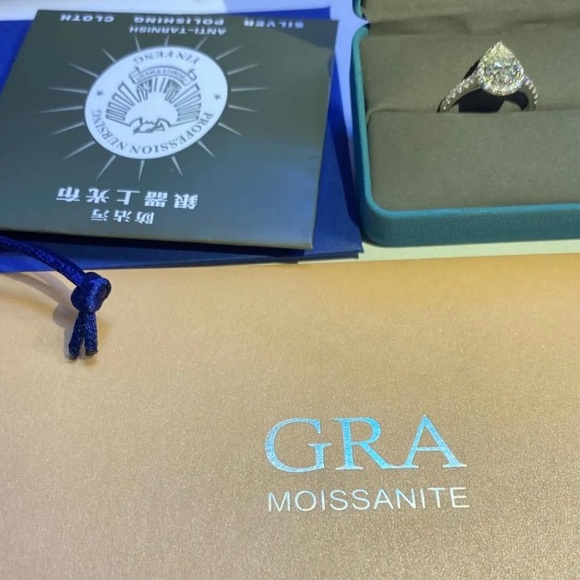 2CT Pear cut genuine engagement ring - Picture 7 of 14